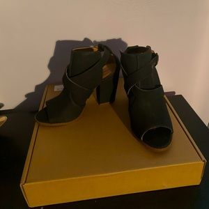 Qupid cutout booties